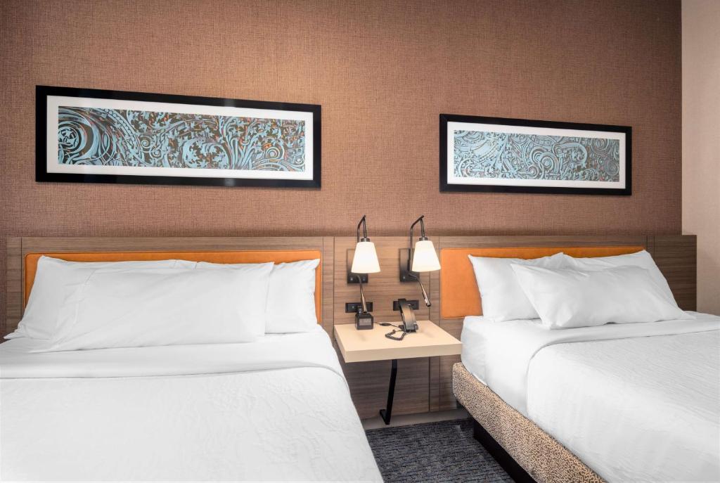 Postel nebo postele na pokoji v ubytování Hilton Garden Inn- Chicago Central Loop