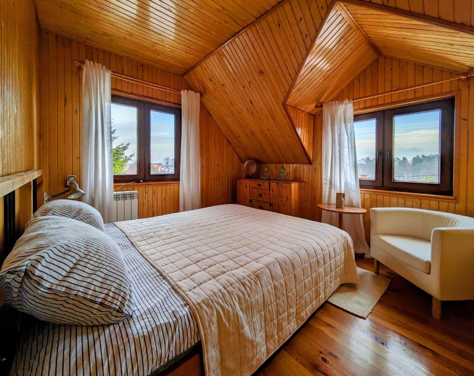 Dom na skarpie z widokiem na jezioro, z kominkiem i garażem - Maison De Trois Chambres
