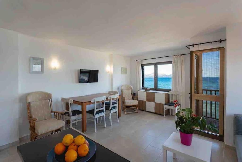 un salon avec une table et une salle à manger dans l'établissement Apartamento Alborada Villas2meet Mallorca, à Can Picafort