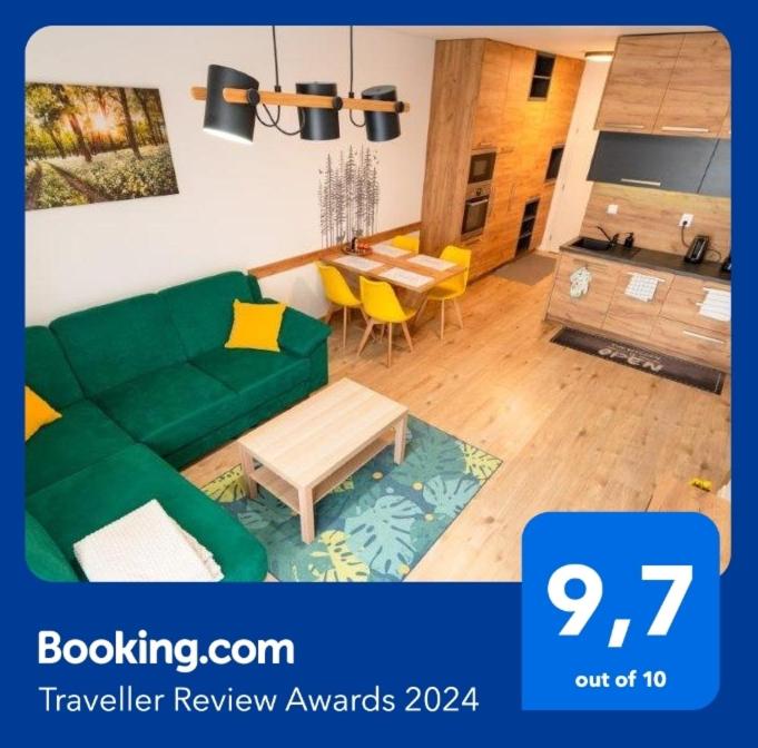 un soggiorno con divano verde e tavolo di Apartmán 110 Vila Zuberec a Zuberec