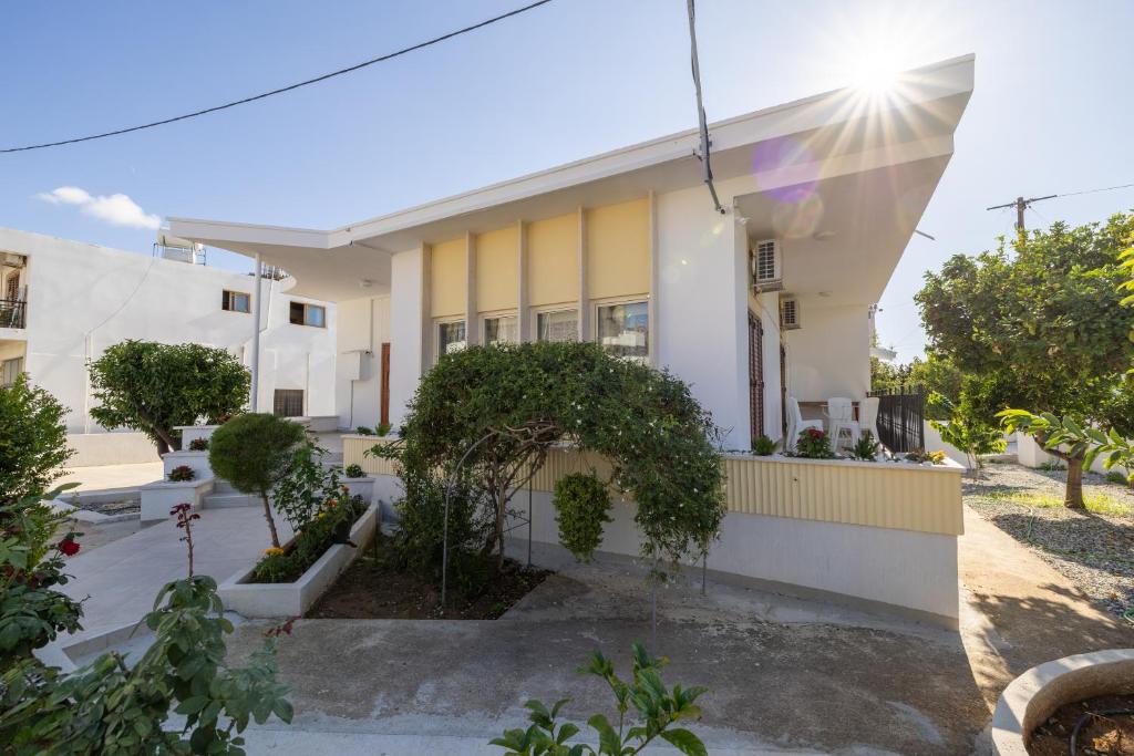 un edificio bianco con alberi di fronte di The City House a Paphos