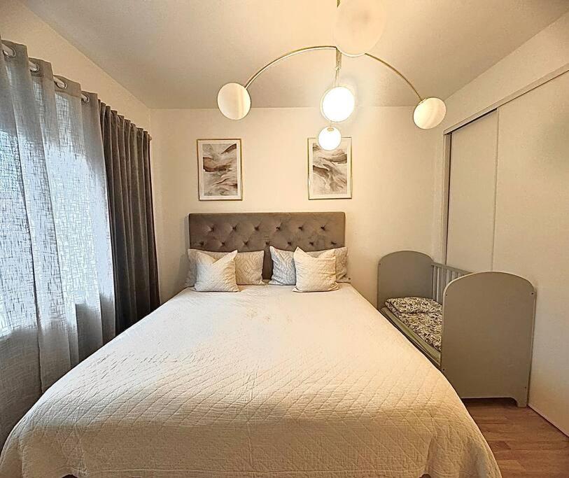 een slaapkamer met een groot bed in een kamer bij Lejlighed centrum af Helsingborg in Helsingborg