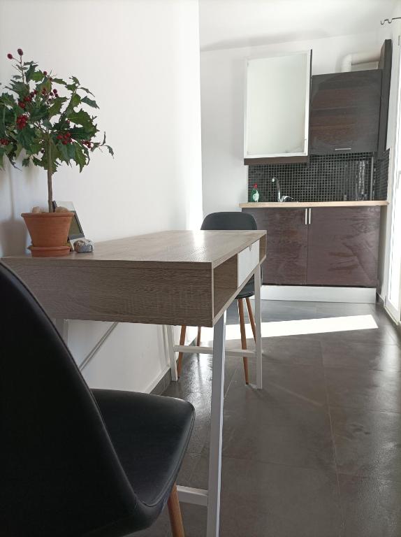 A seating area at Myron Apartments