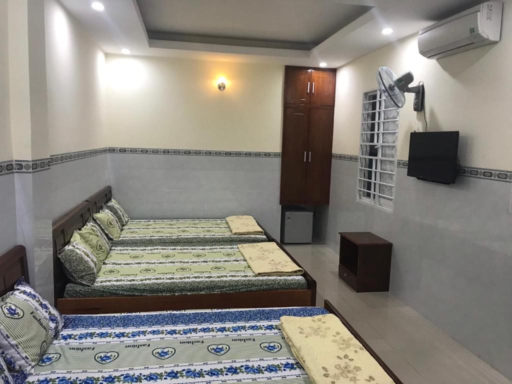 a bedroom with two beds and a speaker in it at Motel Liên Anh in Vung Tau