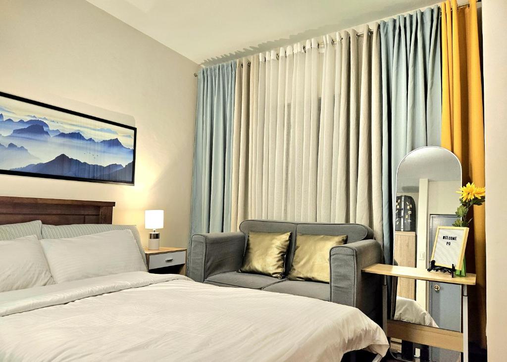 ein Hotelzimmer mit einem Bett und einem Stuhl in der Unterkunft Guest Favorite House in Biñan in Biñan