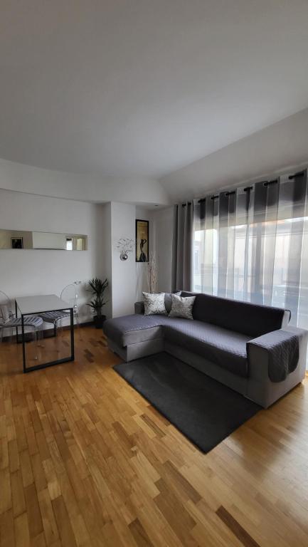 sala de estar amplia con sofá y mesa en San Siro Terrace Attic Apartment Milano, en Milán