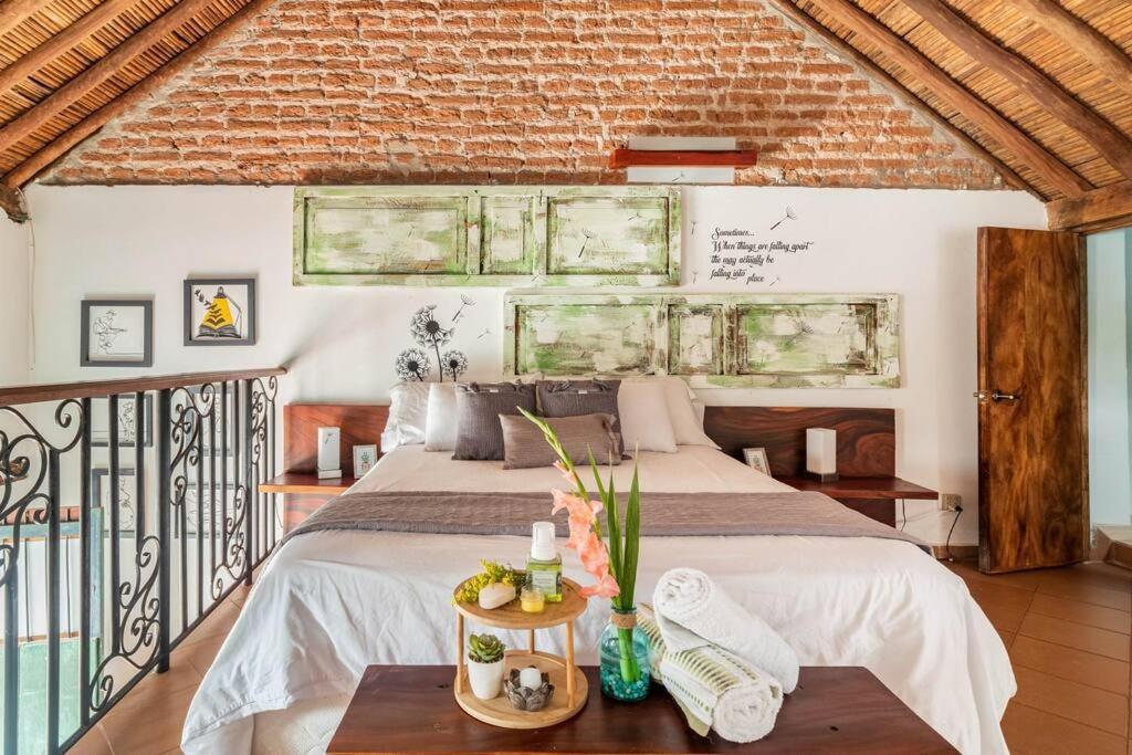 una camera con letto e muro di mattoni di Apartamento en el CENTRO HISTORICO de Mompós a Mompós