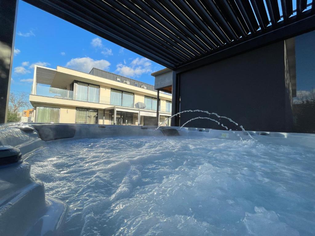 Zdjęcie z galerii obiektu Luxury Apartments in Balatonalmádi, Almádi Lux Apartman II - Crystal White w mieście Balatonalmádi