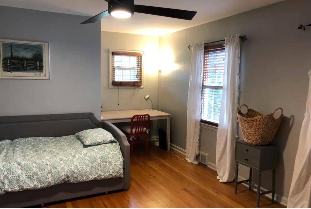 une chambre avec un lit, un bureau et une table dans l'établissement Private suite near Cleveland Clinic, à Shaker Heights