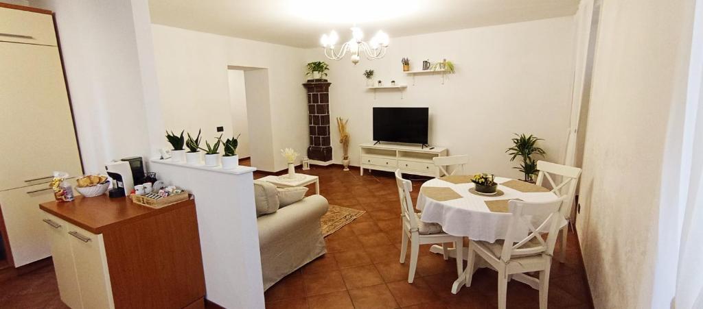 ein Wohnzimmer mit einem Sofa, einem Tisch und einem TV in der Unterkunft Casa Vacanza Città Vecchia in Triest