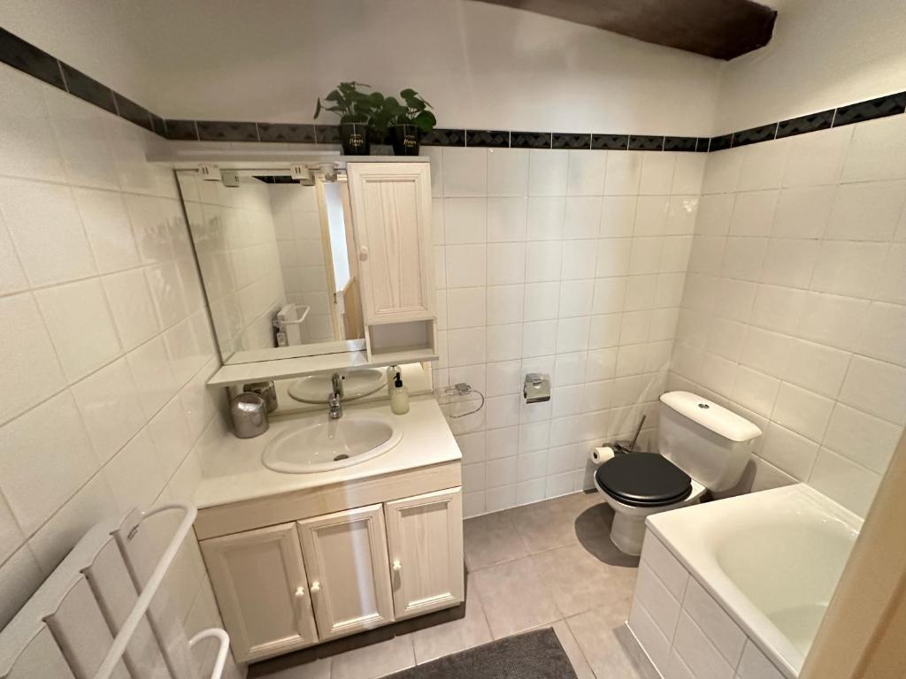 biała łazienka z toaletą i umywalką w obiekcie Maison Elsud LA GARDE-FREINET centre 3 Chambres Terrasse Parking w mieście La Garde-Freinet