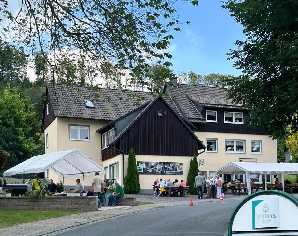 a group of people sitting outside of a building at TopLokatie Sauerland in Winterberg