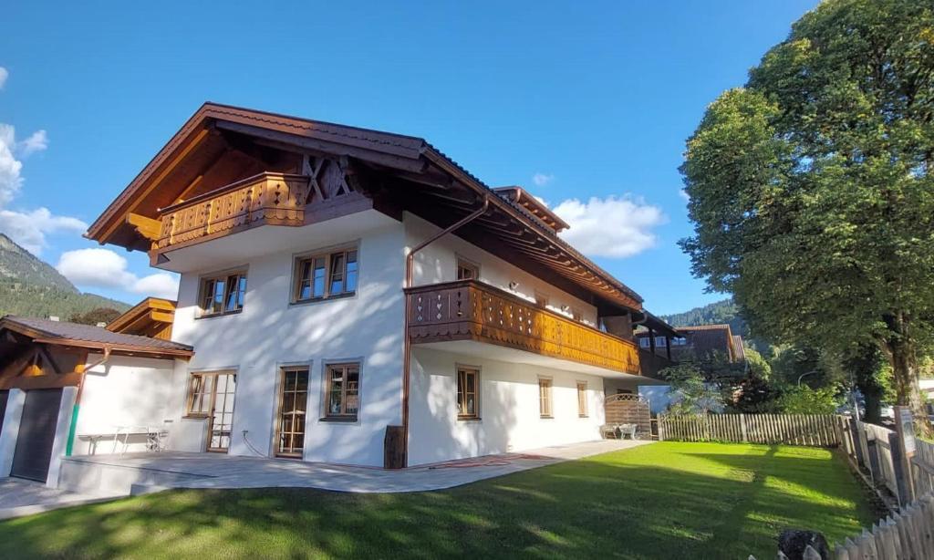 een groot wit huis met een houten dak bij Ferienwohnung Leni in Garmisch-Partenkirchen