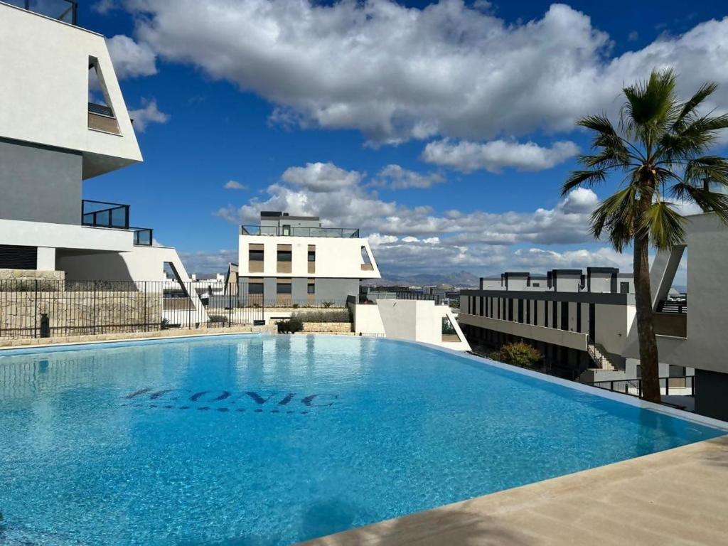 una grande piscina in cima a un edificio di Iconic Alluba Alicante luxury bay a Gran Alacant