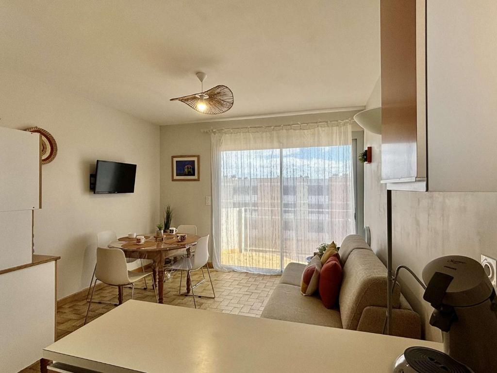 un salon avec un canapé et une table dans l'établissement Appartement 4 pers, proche plage et commerces, balcon ensoleillé, garage inclus - FR-1-229C-45, à Port-la-Nouvelle