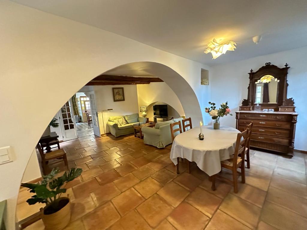 Część wypoczynkowa w obiekcie Maison Elsud LA GARDE-FREINET centre 3 Chambres Terrasse Parking
