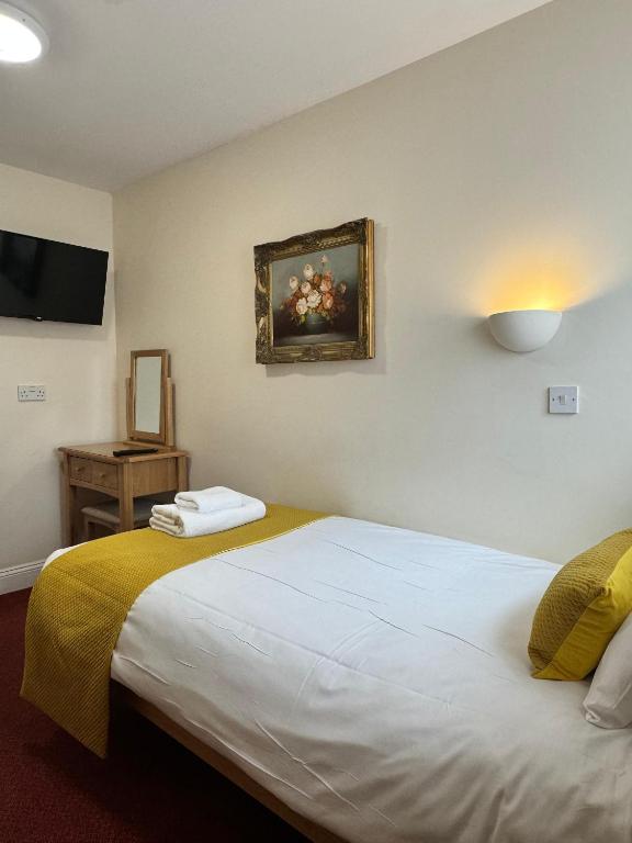 Postel nebo postele na pokoji v ubytování Crown Hotel Cotswold
