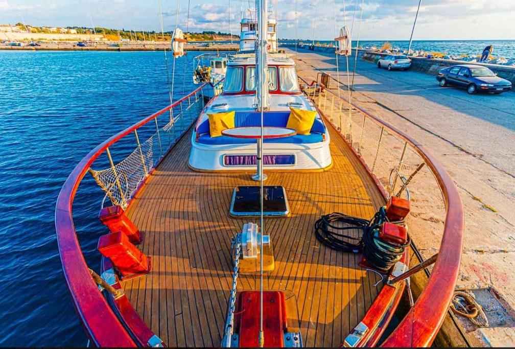 a large boat is docked in the water at Σκάφος - Νέα Μηχανιώνα, Ελλάδα in Néa Michanióna