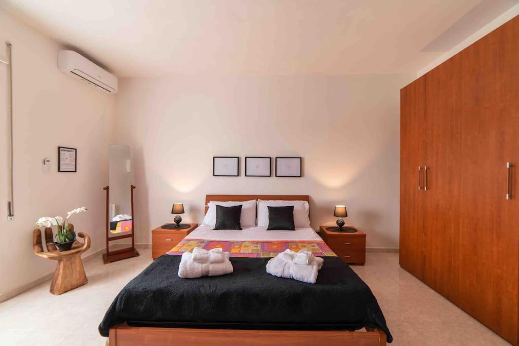 um quarto com uma cama grande e 2 toalhas em Casa Sofia em Manziana