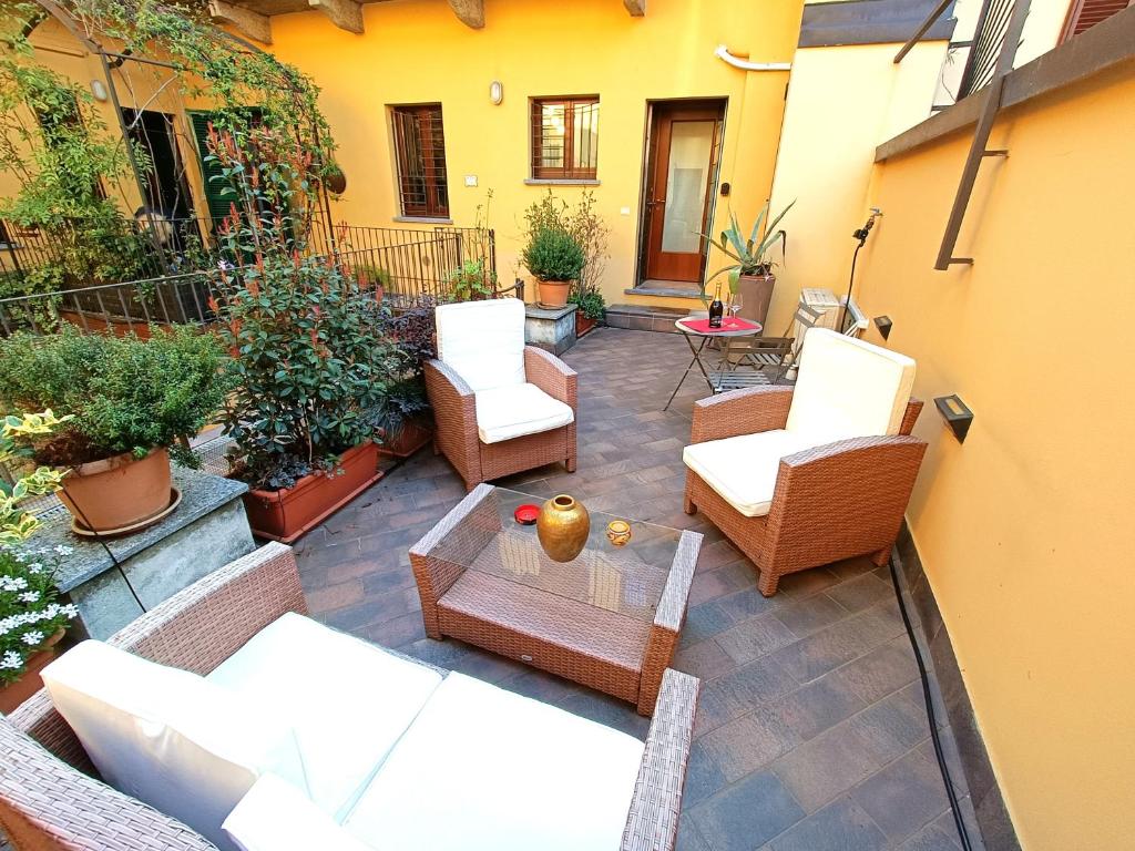 patio con sedie in vimini e tavolino di La Suite di Bianca - Monza a Monza