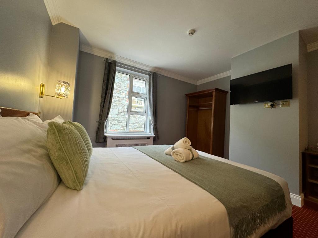 Postel nebo postele na pokoji v ubytování The Killarney Grand