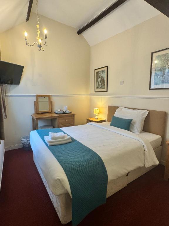 Postel nebo postele na pokoji v ubytování Crown Hotel Cotswold