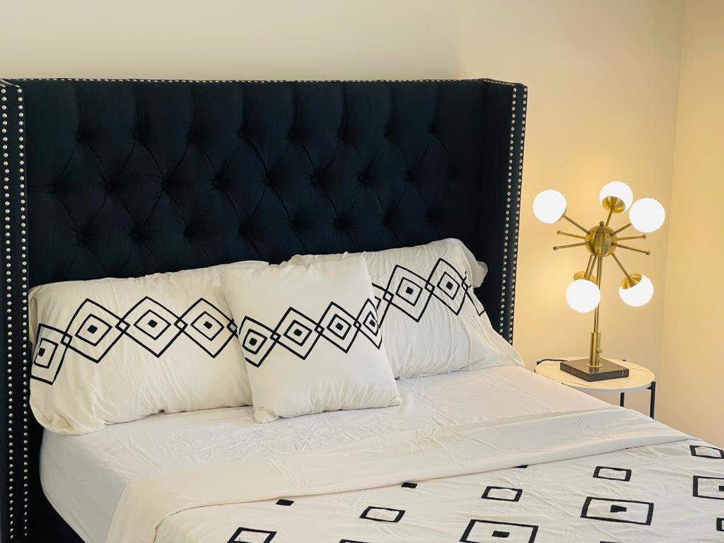 Een bed of bedden in een kamer bij Luxury 3 bedroom House In Milton