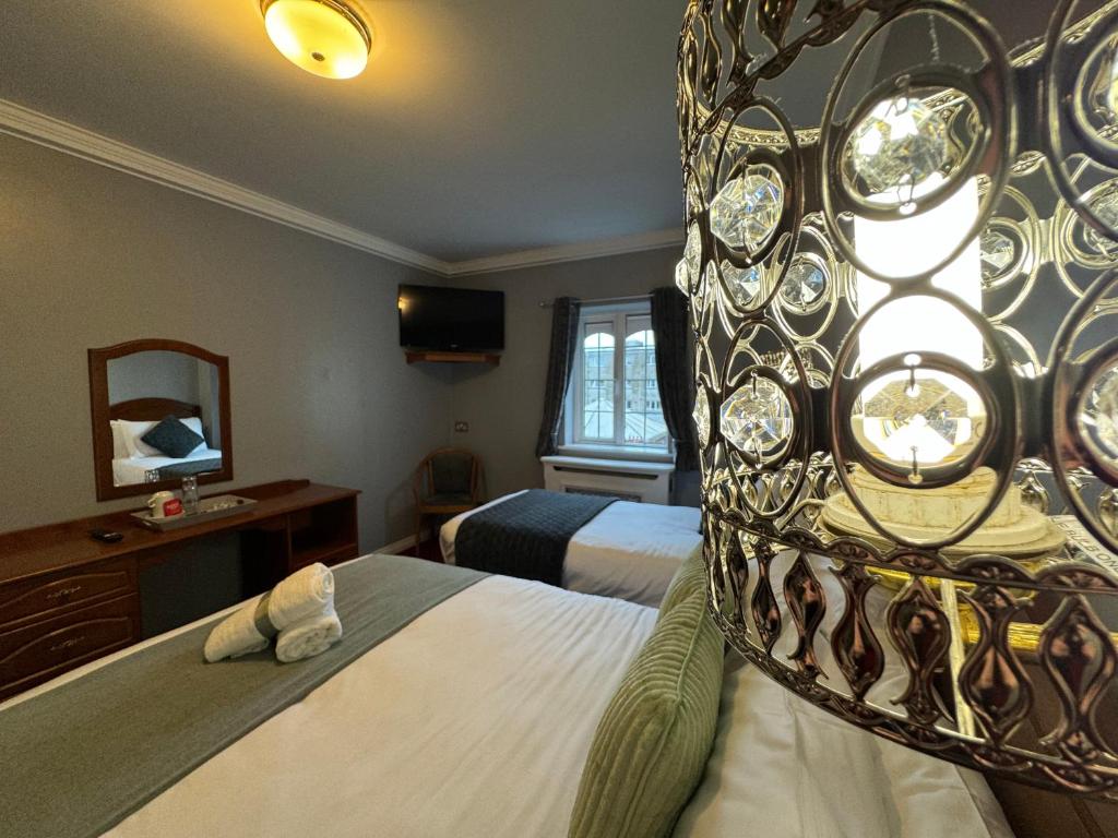Postel nebo postele na pokoji v ubytování The Killarney Grand