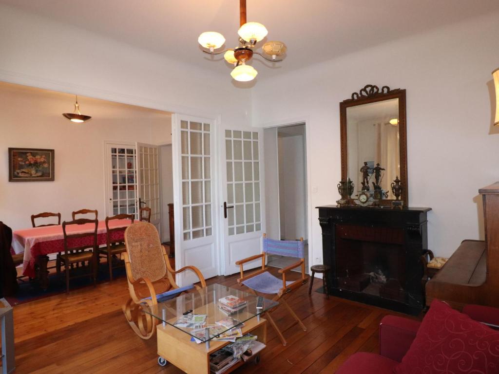 uma sala de estar com uma mesa de vidro e uma lareira em Appartement Annecy, 4 pièces, 6 personnes - FR-1-432-13 em Annecy