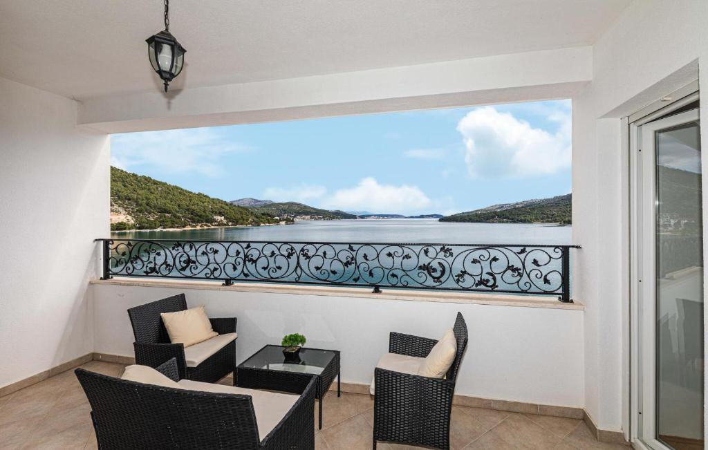 un balcon avec vue sur l'océan dans l'établissement 3 Bedroom Cozy Apartment In Marina, à Marina