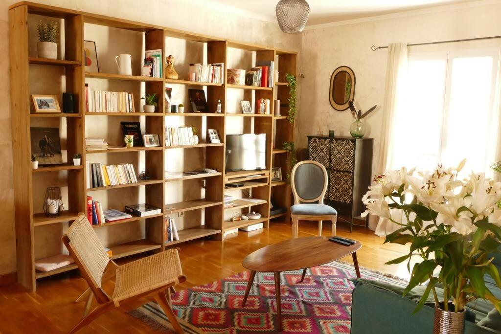 un salon avec une étagère remplie de livres dans l'établissement F3 de charme centre ville Ajaccio, à Ajaccio