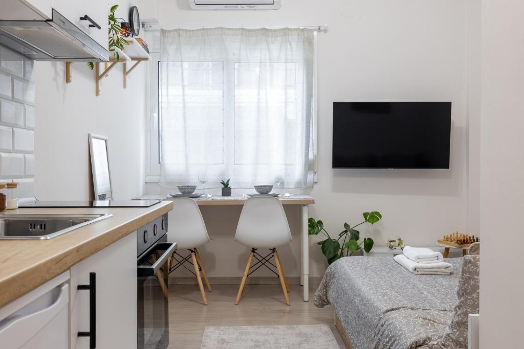 een keuken met een bureau en een bed in een kamer bij Micro Studio 84 in Xanthi