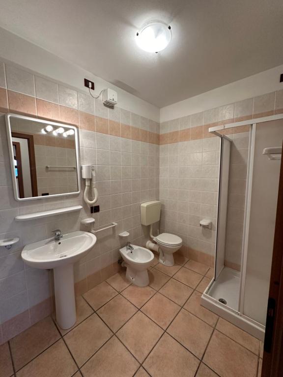 A bathroom at Villaggio ai Ginepri - Agenzia Cocal