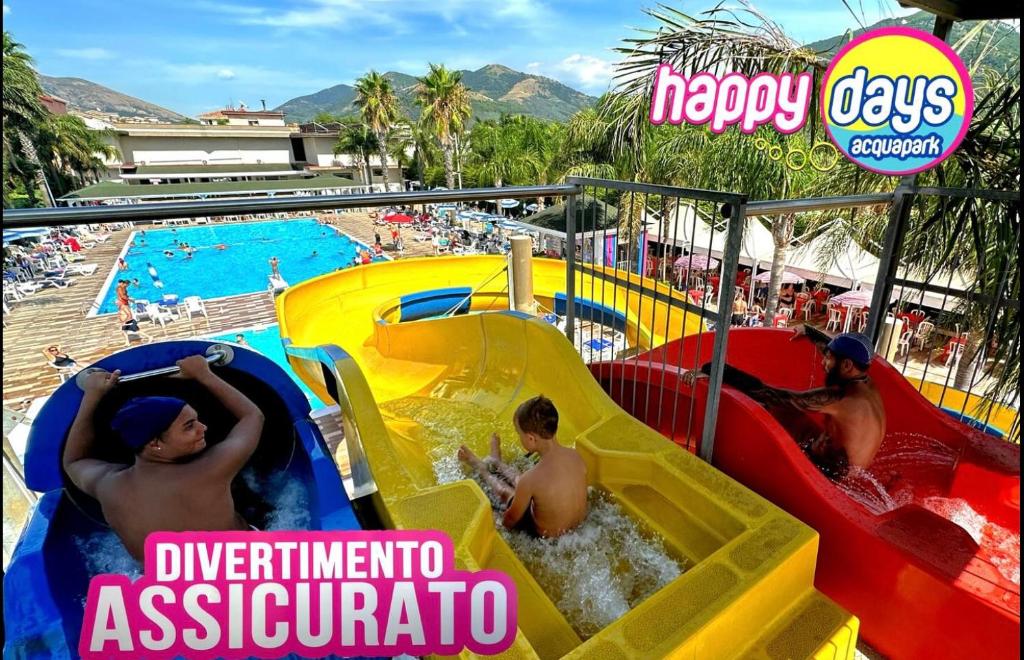 - un toboggan aquatique dans un parc d'attractions avec des personnes y séjournant dans l'établissement b&b Santa Maria, à Santa Maria a Vico