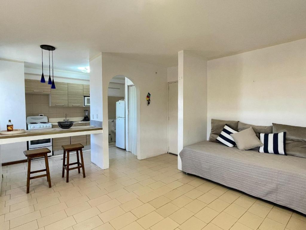 a living room with a bed and a kitchen at Cómodo apartamento Vacacional en Margarita 