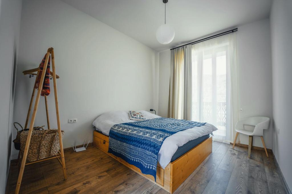 a bedroom with a bed with a ladder and a window at Vacation home Khatosi in Oni