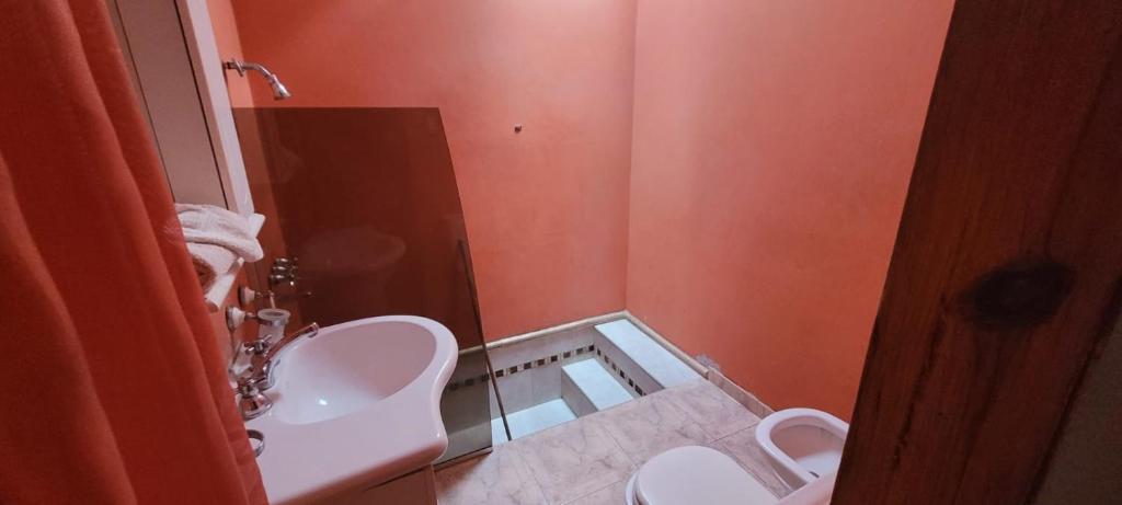 チレシトにあるDepartamento Villa Auroritaのバスルーム(トイレ、洗面台、尿路付)