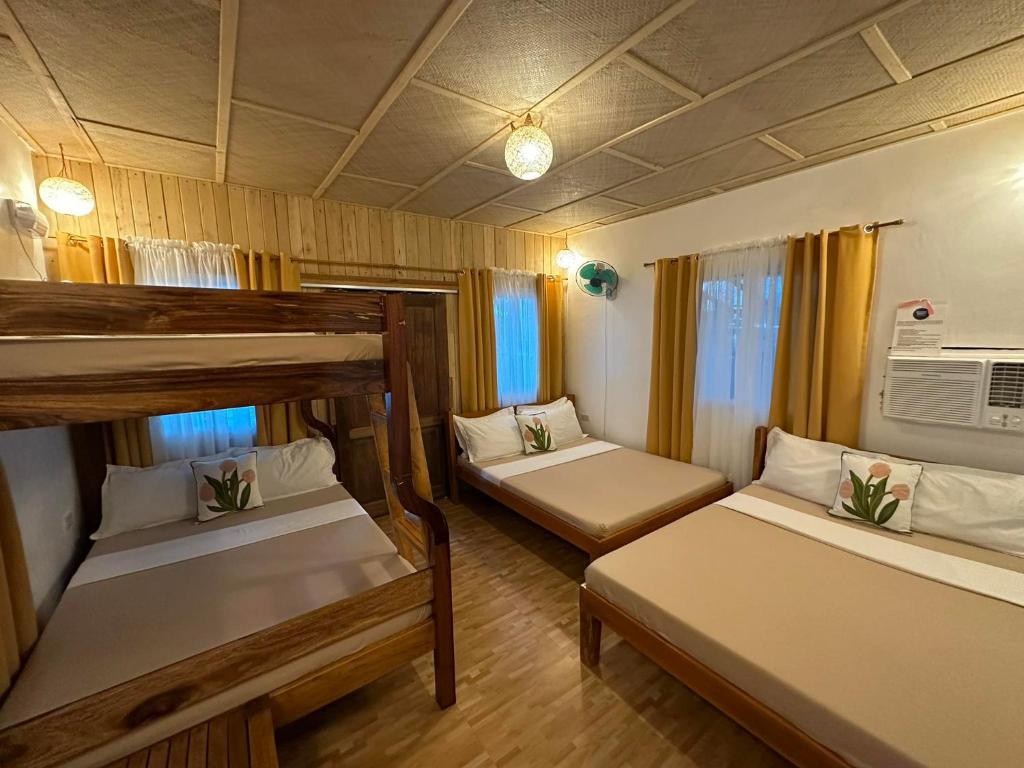 מיטה או מיטות בחדר ב-Cabin D at Bigang Munti