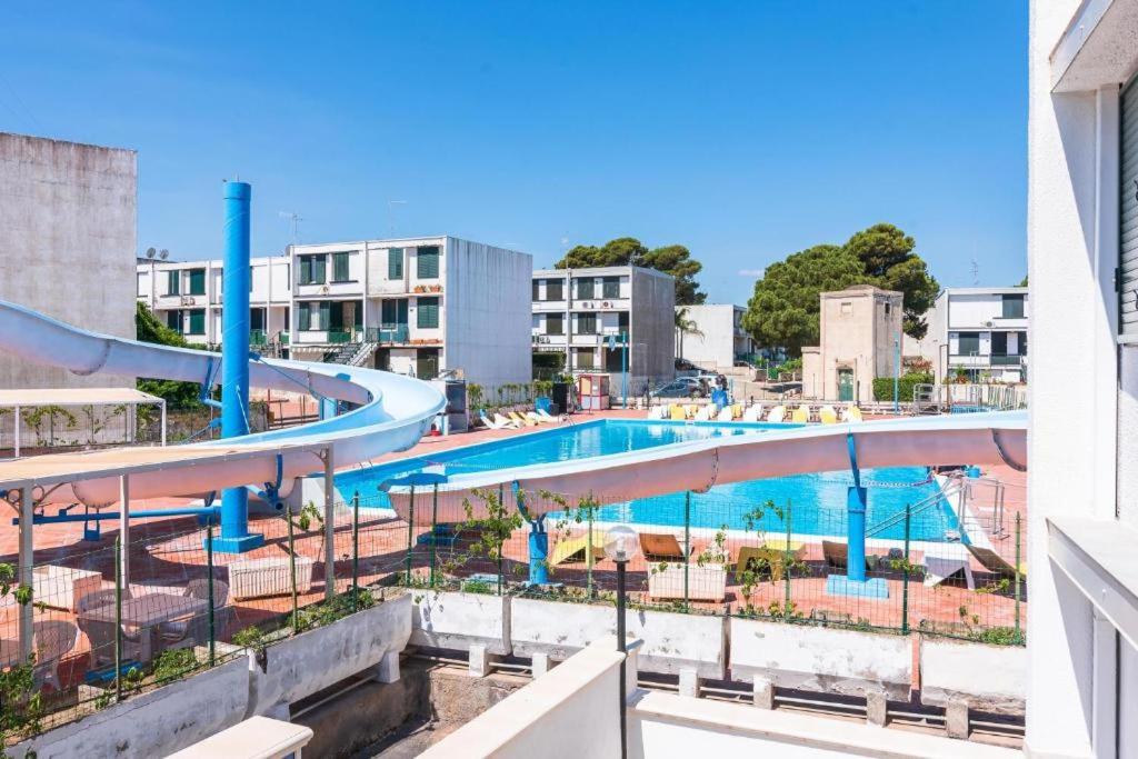 vista para uma piscina num resort em ELEGANT HOUSE em Agnone Bagni