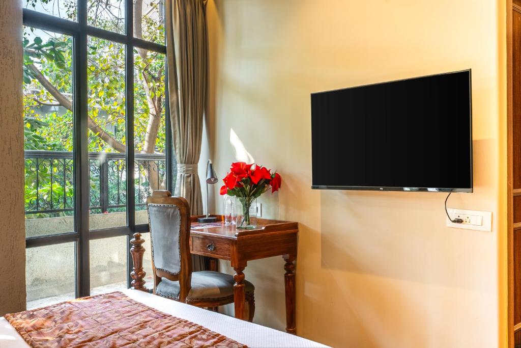 TV a/nebo společenská místnost v ubytování Arnna Hotel - Goregaon
