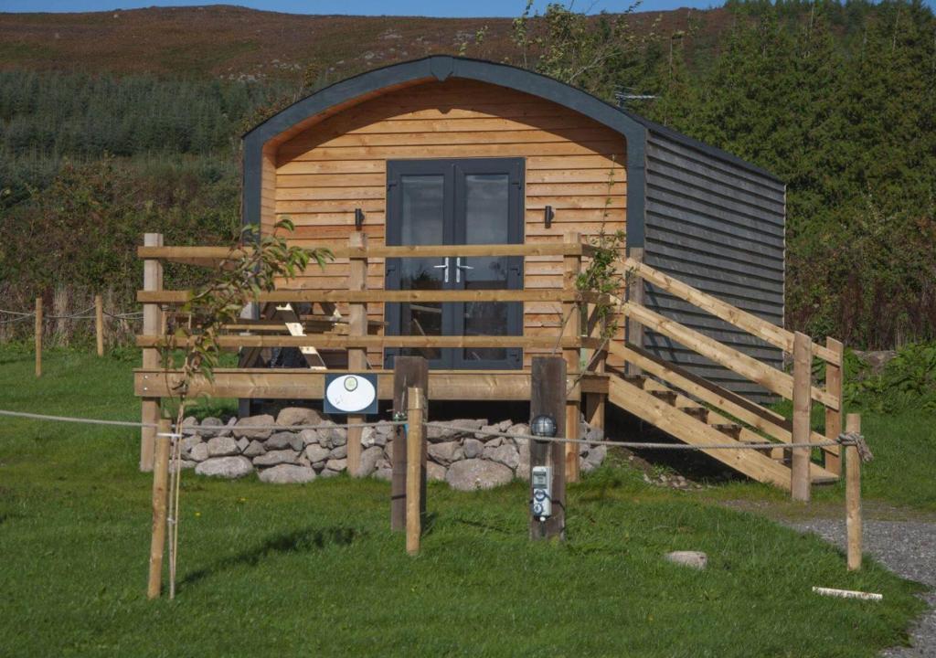 Cabaña de madera con puerta y valla en The Red Kite - 2 person Pet Friendly Glamping Cabin en Dungarvan