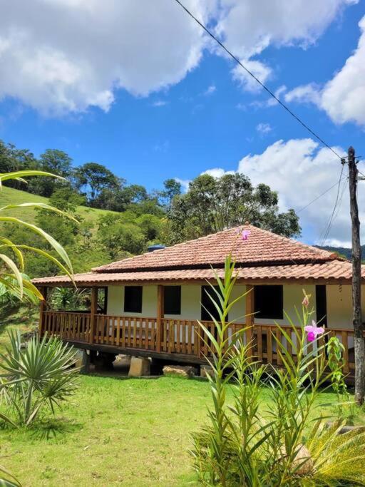 BelisárioにあるRecanto das Cachoeiras na Serra do Brigadeiroの庭に木製デッキがある小さな家