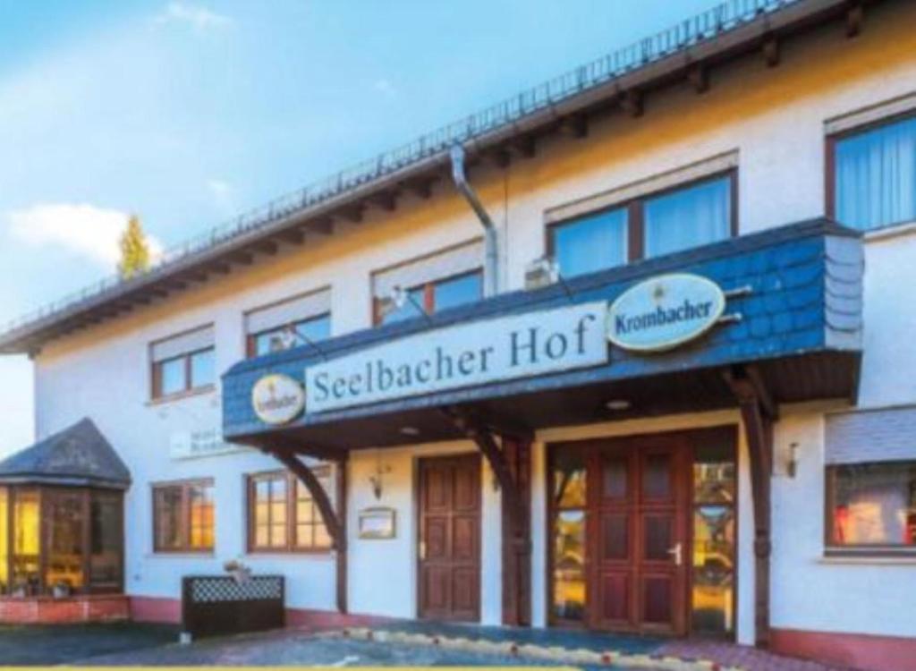 ヘルボルンにあるSeelbacher Hofの海鮮理髪店の看板のある建物