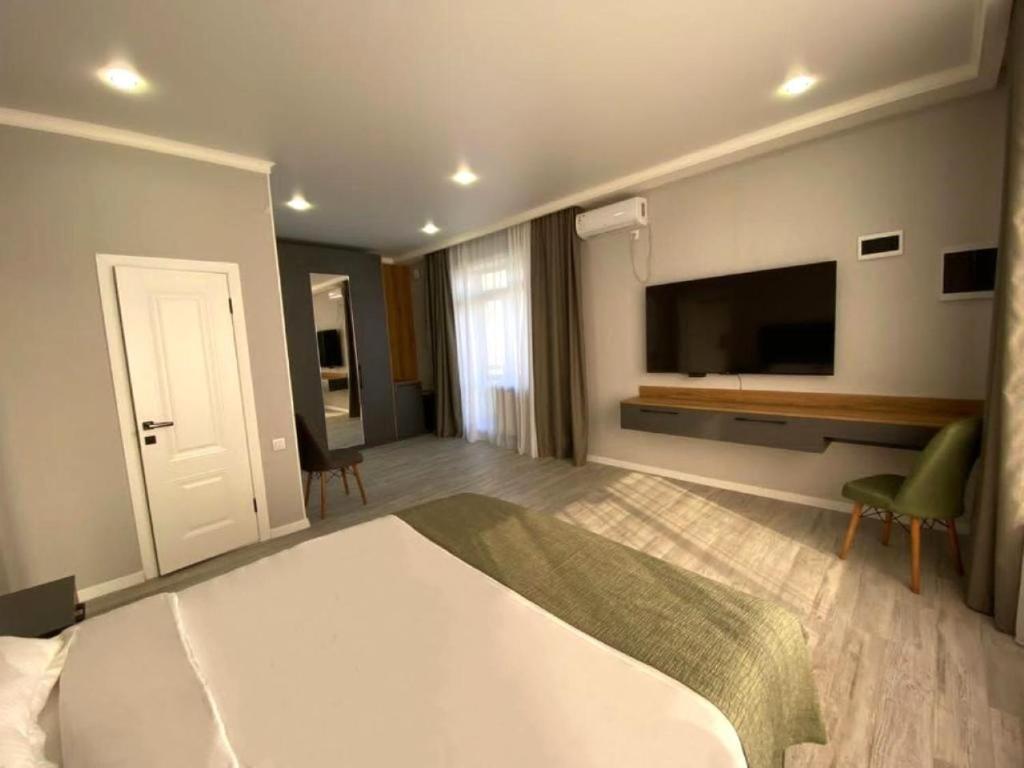 Un pat sau paturi într-o cameră la Dosman Hotel Bishkek