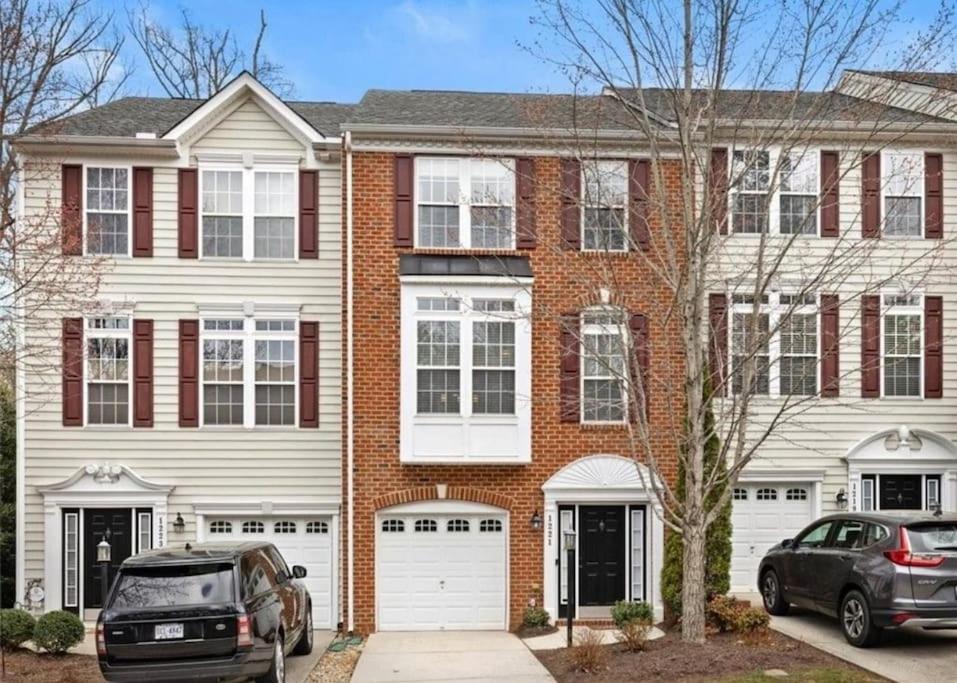 una casa con dos coches estacionados frente a ella en Charming Townhome Oasis, en Richmond