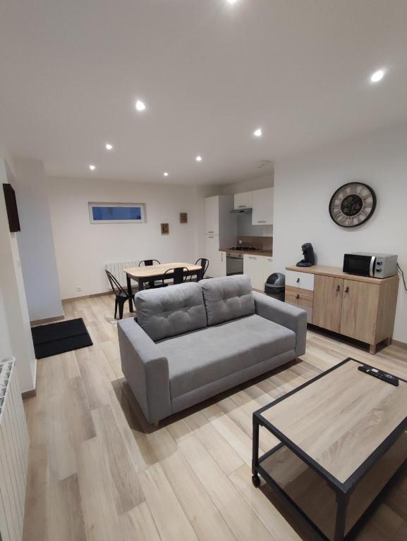 un salon avec un canapé et une table dans l'établissement Appartement vue mer avec terrasse privative, à Saint-Martin-Plage