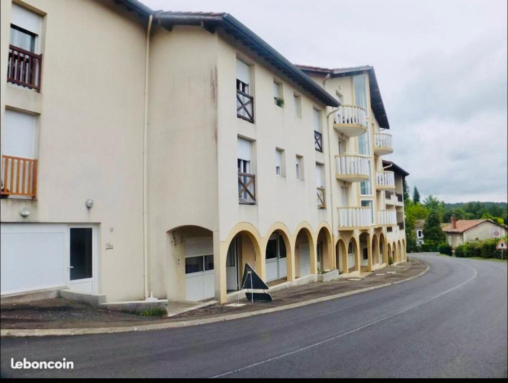 una fila di edifici sul lato di una strada di Le cocon a Eugénie-les-Bains