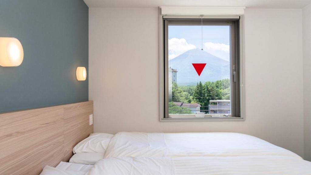 Postel nebo postele na pokoji v ubytování Super Hotel Fujikawaguchiko Tennenonsen