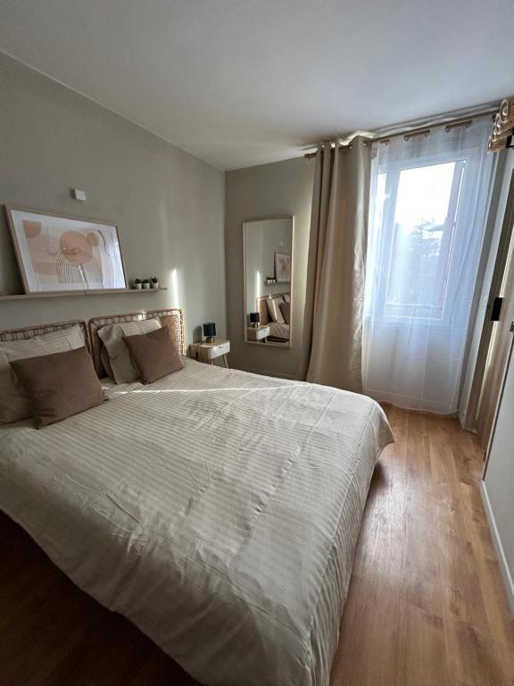 Ein Bett oder Betten in einem Zimmer der Unterkunft Charmant T2 aux portes de Paris