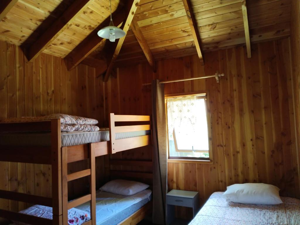 a bedroom with two bunk beds in a cabin at Cabañas sueños del sur in Caburgua